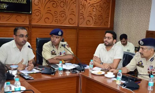 Jammu: मंडलायुक्त, पुलिस महानिरीक्षक ने श्री बूढ़ा अमरनाथजी यात्रा की व्यवस्थाओं की समीक्षा की