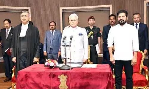 न्यायमूर्ति Aparesh Kumar Singh ने तेलंगाना उच्च न्यायालय के मुख्य न्यायाधीश के रूप में शपथ ली न्यायमूर्ति Aparesh Kumar Singh ने तेलंगाना उच्च न्यायालय के मुख्य न्यायाधीश के रूप में शपथ ली