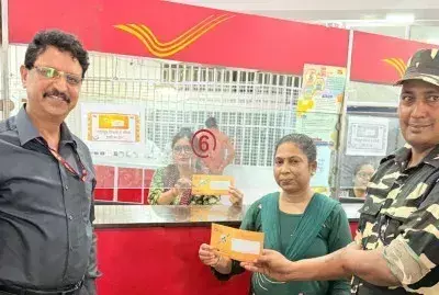 Ballia: डाक विभाग की अनोखी पहल, शुरू हुई विशेष राखी कवर की बिक्री Ballia: डाक विभाग की अनोखी पहल, शुरू हुई विशेष राखी कवर की बिक्री