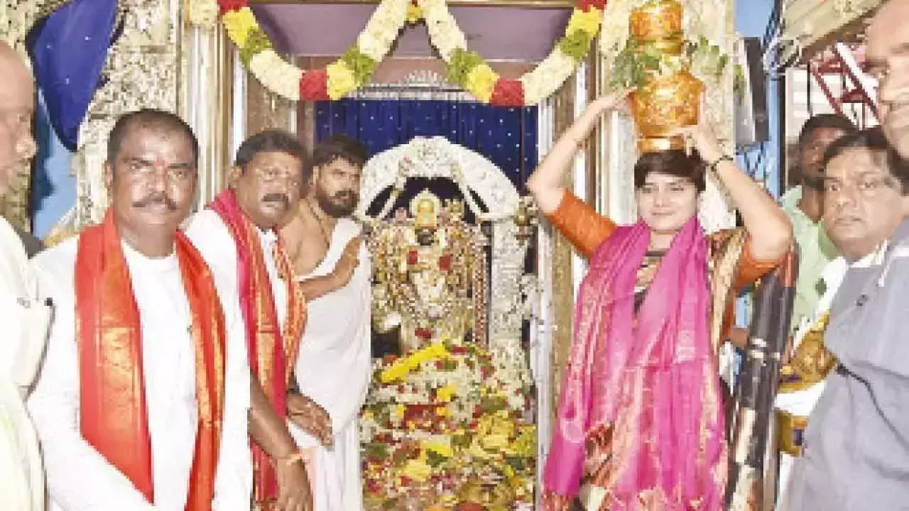 Telangana: पुराने शहर की सड़कें दो दिवसीय बोनालू उत्सव के साथ जीवंत होने को तैयार Telangana: पुराने शहर की सड़कें दो दिवसीय बोनालू उत्सव के साथ जीवंत होने को तैयार