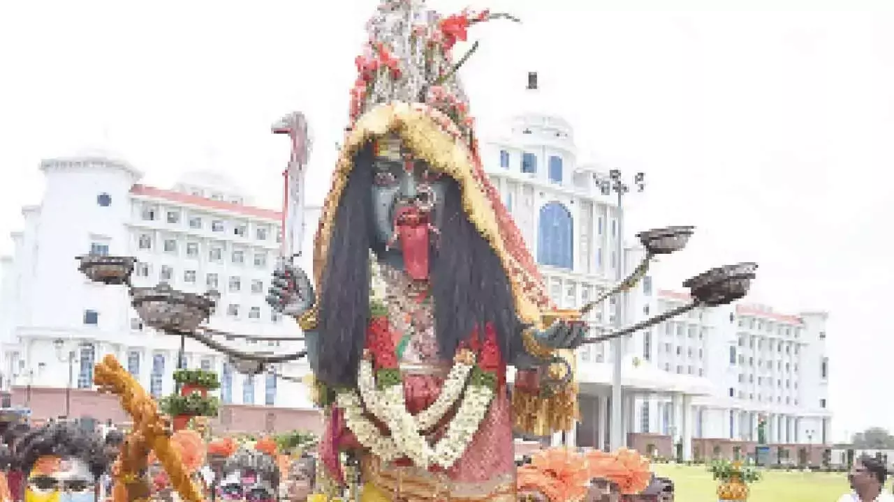 Telangana: पुराने शहर के मंदिर उत्सव के लिए सज गए हैं