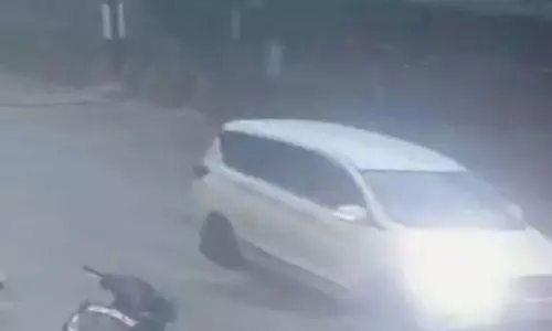 Hyderabad : मूसलाधार बारिश, सीआरपीएफ की दीवार गिरने से बाल-बाल बची कार Hyderabad : मूसलाधार बारिश, सीआरपीएफ की दीवार गिरने से बाल-बाल बची कार
