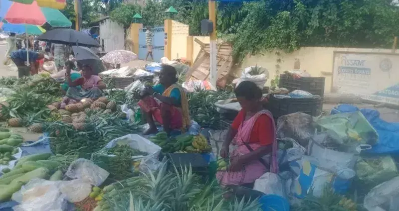 Guwahati की महिला विक्रेता: सार्वजनिक शौचालयों के बिना रोज़मर्रा की परेशानी Guwahati की महिला विक्रेता: सार्वजनिक शौचालयों के बिना रोज़मर्रा की परेशानी