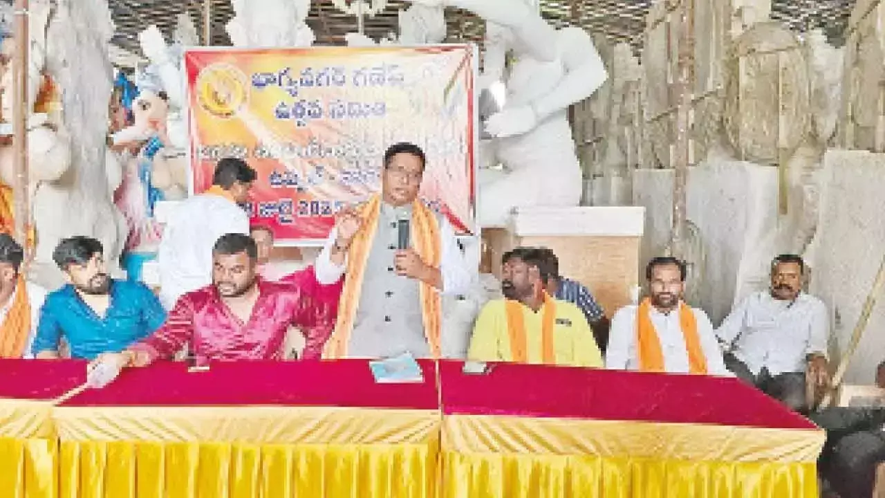 Telangana: गणेश मूर्ति निर्माताओं ने ‘गैर-हिंदू’ ऋणदाताओं से सरकार से सुरक्षा की मांग की Telangana: गणेश मूर्ति निर्माताओं ने ‘गैर-हिंदू’ ऋणदाताओं से सरकार से सुरक्षा की मांग की