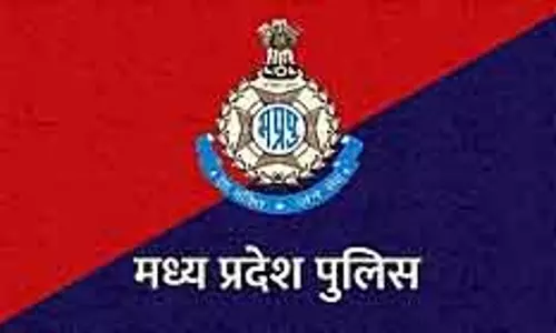 MP: कार के बोनट पर व्यक्ति को घसीटने के आरोप में ग्वालियर पुलिसकर्मी को लाइन अटैच किया MP: कार के बोनट पर व्यक्ति को घसीटने के आरोप में ग्वालियर पुलिसकर्मी को लाइन अटैच किया