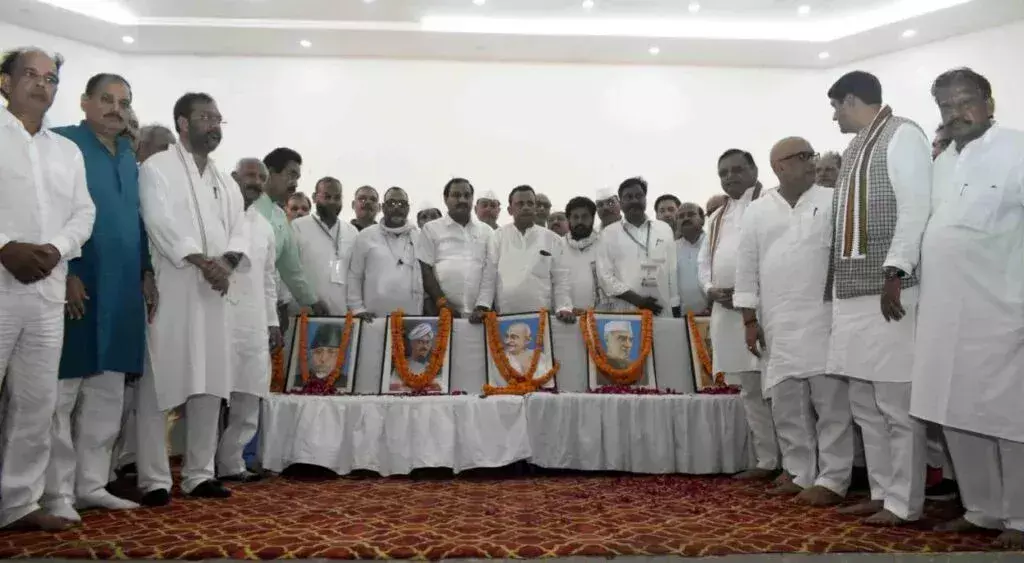 Lucknow: देशभक्ति की मिसाल मंगल पांडे को कांग्रेस कार्यकर्ताओं ने दी श्रद्धांजलि Lucknow: देशभक्ति की मिसाल मंगल पांडे को कांग्रेस कार्यकर्ताओं ने दी श्रद्धांजलि