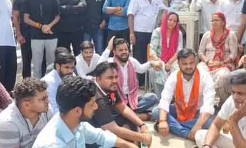 Sharda University आत्महत्या, परिवार और छात्रों ने संकाय के खिलाफ प्रदर्शन किया Sharda University आत्महत्या, परिवार और छात्रों ने संकाय के खिलाफ प्रदर्शन किया
