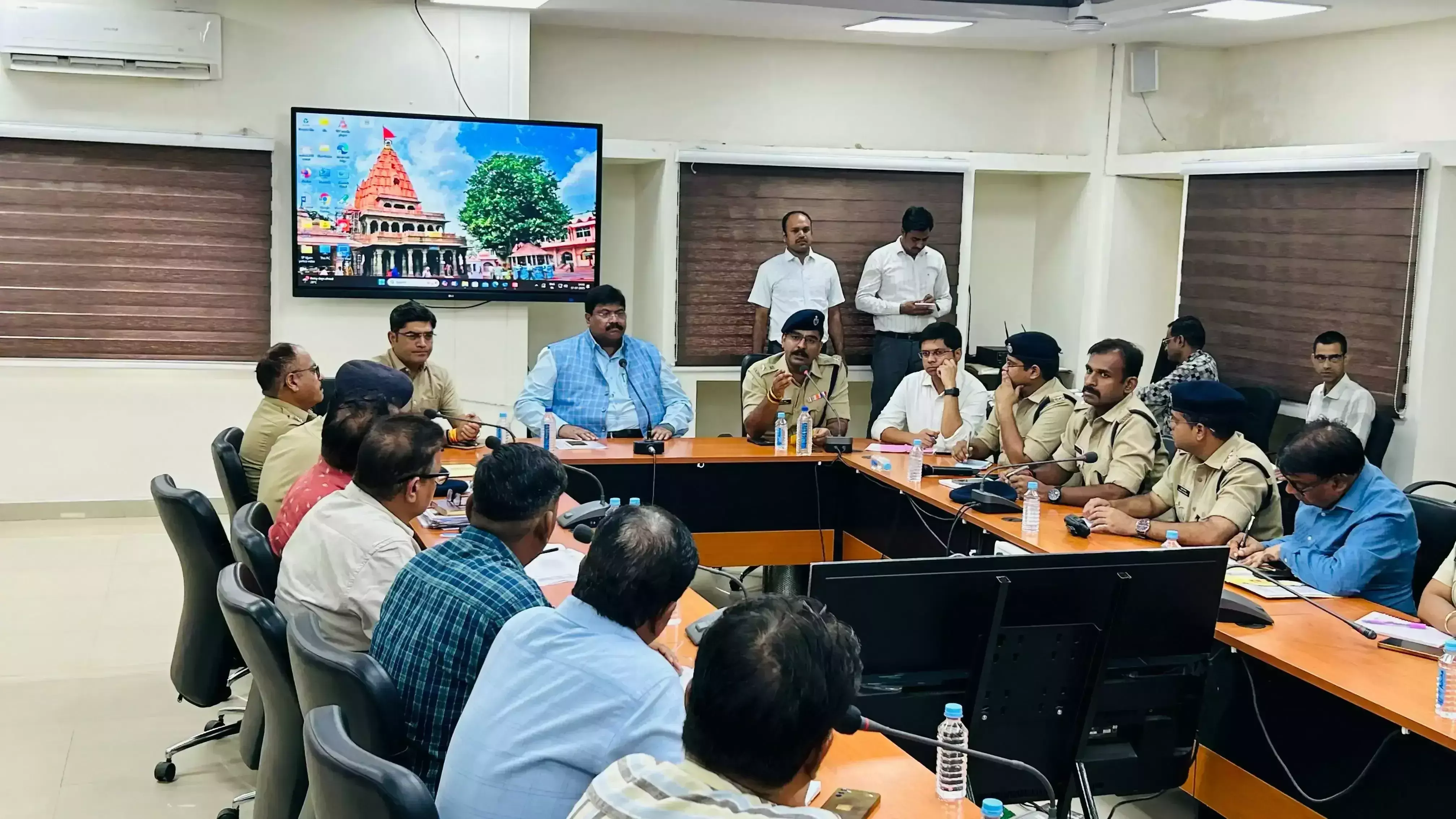 ujjain: महाकाल की सवारी में सुरक्षा के पुख्ता इंतजाम, हेवी ड्यूटी बैरिकेड्स होंगे तैनात ujjain: महाकाल की सवारी में सुरक्षा के पुख्ता इंतजाम, हेवी ड्यूटी बैरिकेड्स होंगे तैनात