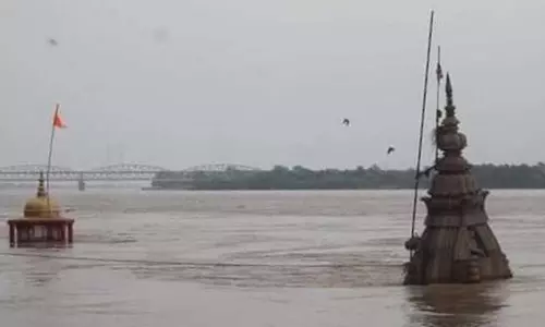Varanasi: गंगा में उफान, घाट लील गए पानी में