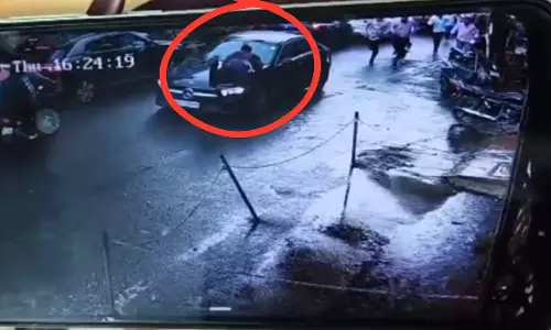 Gwalior : मर्सिडीज से 500 मीटर घसीटने पर सब-इंस्पेक्टर निलंबित Gwalior : मर्सिडीज से 500 मीटर घसीटने पर सब-इंस्पेक्टर निलंबित
