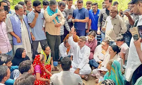बिजली बिल में बढ़ोतरी पर स्थानीय लोगों का आक्रोश, बिजली विभाग का घेराव