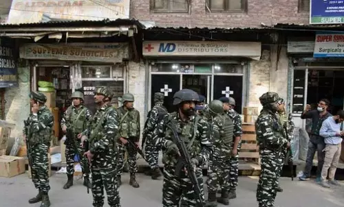 Jammu : पुलिस ने आतंकी मामले में कई जगहों पर छापेमारी की