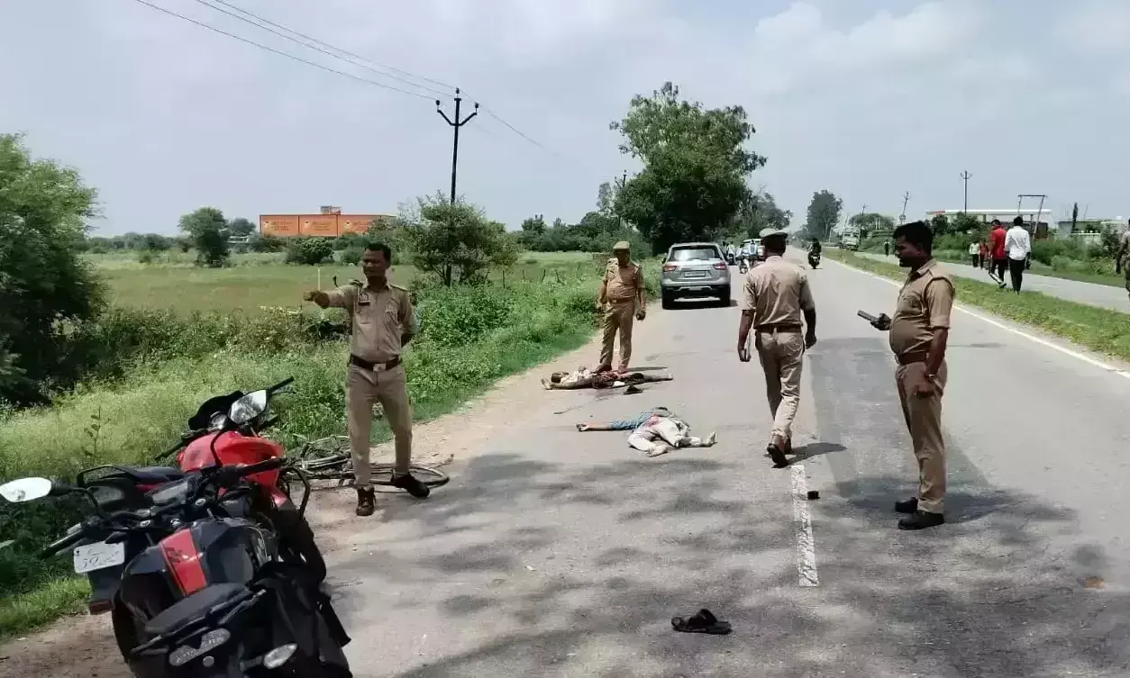Banda: डीसीएम ने रौंदे दो युवक, दोनों की मौके पर ही मौत Banda: डीसीएम ने रौंदे दो युवक, दोनों की मौके पर ही मौत