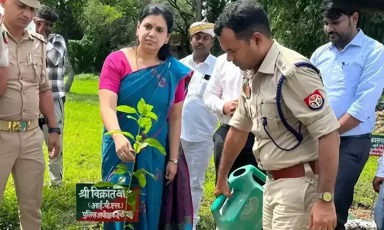 Deoria: वृक्ष हमारे जीवन की मां समान हैं: जिलाधिकारी Deoria: वृक्ष हमारे जीवन की मां समान हैं: जिलाधिकारी