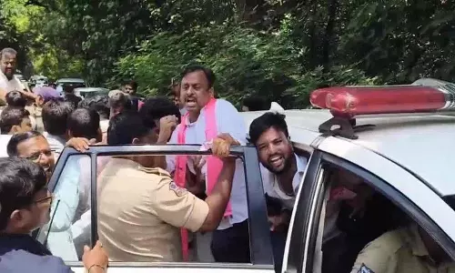 OU में तनाव.. बीआरएसवी नेता गिरफ्तार OU में तनाव.. बीआरएसवी नेता गिरफ्तार