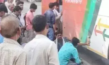 Farrukhabad: चलती बस में धुआं भरने से मचा हड़कंप Farrukhabad: चलती बस में धुआं भरने से मचा हड़कंप