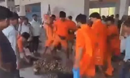 Mirzapur: कांवड़ियों द्वारा सीआरपीएफ जवान की पिटाई का वीडियो वायरल Mirzapur: कांवड़ियों द्वारा सीआरपीएफ जवान की पिटाई का वीडियो वायरल