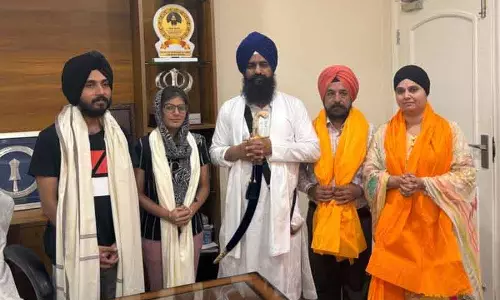 Jathedar ने विदेश में सिख पहचान कायम रखने वाले छात्र को सम्मानित किया