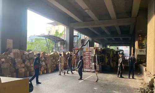 Panjagutta में डिवाइडर से टकराने के बाद लॉरी पलट गई Panjagutta में डिवाइडर से टकराने के बाद लॉरी पलट गई