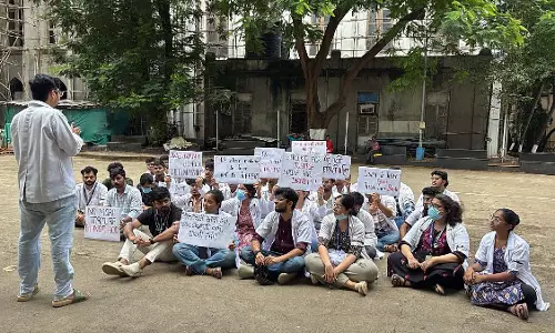 बाल रोग रेजिडेंट डॉक्टरों ने एचओडी के स्थानांतरण की मांग की