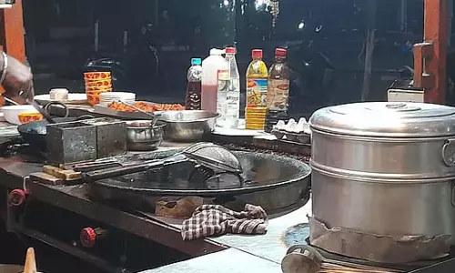 खाद्य सुरक्षा विभाग ने सिलीगुड़ी में मोमो की दुकान पर छापा मारा