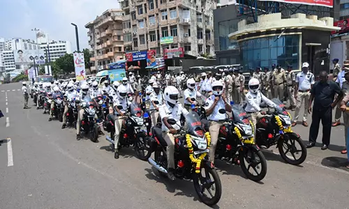 आर्सेलर मित्तल और निप्पॉन स्टील्स द्वारा विशाखापत्तनम सिटी पुलिस को 25 आधुनिक मोटरसाइकिलें दान की गईं आर्सेलर मित्तल और निप्पॉन स्टील्स द्वारा विशाखापत्तनम सिटी पुलिस को 25 आधुनिक मोटरसाइकिलें दान की गईं