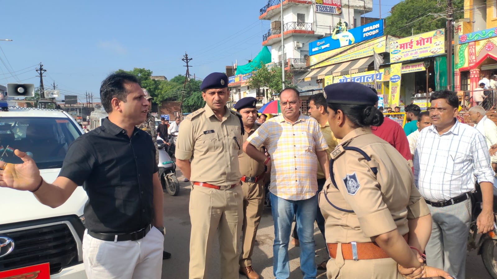 Datia: माता पीताम्बरा मंदिर परिसर के आस पास स्वयं अतिक्रमण विरोधी कार्यवाही