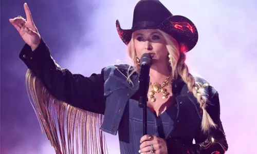 Miranda Lambert और पार्कर मैककॉलम ने टेक्सास बाढ़ सहायता कॉन्सर्ट के लिए किया सहयोग Miranda Lambert और पार्कर मैककॉलम ने टेक्सास बाढ़ सहायता कॉन्सर्ट के लिए किया सहयोग