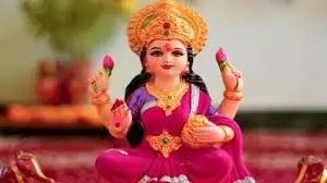 धर्म: घर में प्रवेश करने से पहले इन चीजों को देखती हैं मां लक्ष्मी, जिस घर में होती हैं ये चीजें, वहीं करती हैं वास धर्म: घर में प्रवेश करने से पहले इन चीजों को देखती हैं मां लक्ष्मी, जिस घर में होती हैं ये चीजें, वहीं करती हैं वास