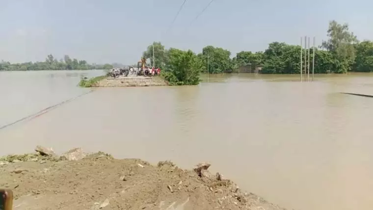 UP News: गंगा उफान पर, सैकड़ों घर जलमग्न UP News: गंगा उफान पर, सैकड़ों घर जलमग्न