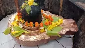 धर्म: सावन के दूसरे सोमवार को शिवलिंग पर क्या चढ़ाएं, ऐसे करें महादेव को प्रसन्न धर्म: सावन के दूसरे सोमवार को शिवलिंग पर क्या चढ़ाएं, ऐसे करें महादेव को प्रसन्न