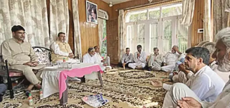 अल्ताफ बुखारी ने शोक संतप्त परिवार से मुलाकात की अल्ताफ बुखारी ने शोक संतप्त परिवार से मुलाकात की