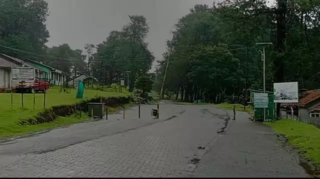 भारी बारिश की चेतावनी: ऊटी में पर्यटन स्थल बंद भारी बारिश की चेतावनी: ऊटी में पर्यटन स्थल बंद