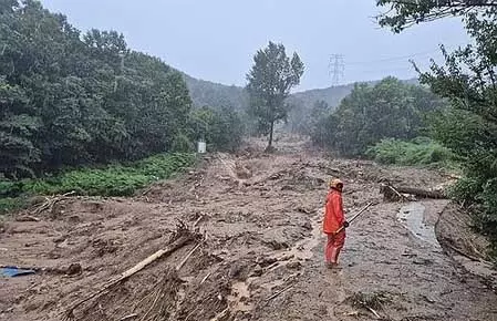 मूसलाधार बारिश से भूस्खलन, 9 की मौत, कई लापता मूसलाधार बारिश से भूस्खलन, 9 की मौत, कई लापता
