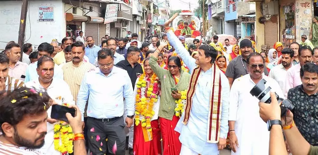 Indore: सफाई कर्मचारियों को उनके अथक प्रयासों के लिए सम्मानित किया गया Indore: सफाई कर्मचारियों को उनके अथक प्रयासों के लिए सम्मानित किया गया