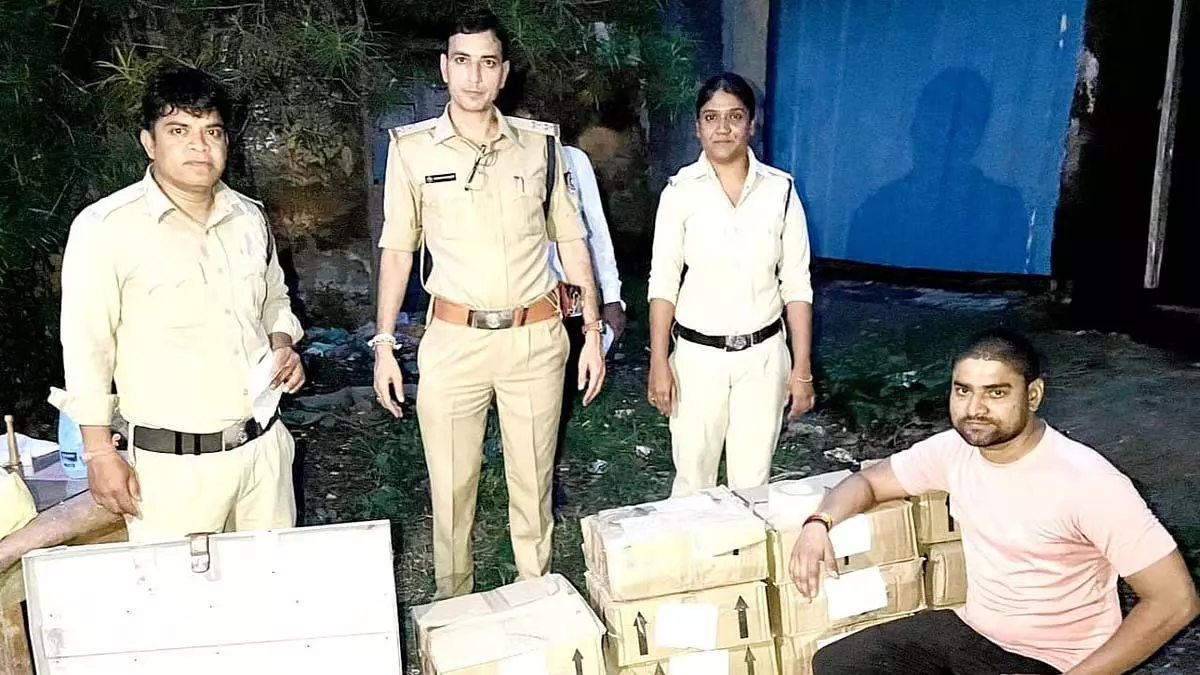 इंदौर आबकारी विभाग की कार्रवाई: 1.30 लाख की शराब और कच्चा माल जब्त इंदौर आबकारी विभाग की कार्रवाई: 1.30 लाख की शराब और कच्चा माल जब्त