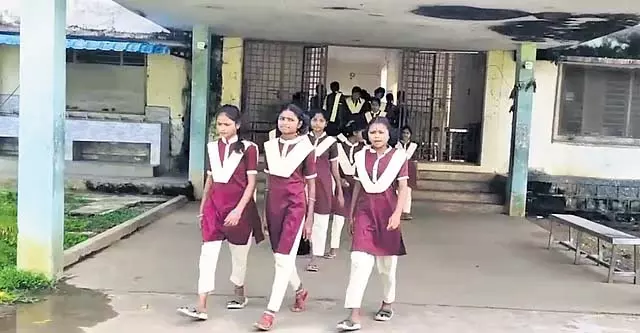 Bhadrachalam आदिवासी गर्ल्स कॉलेज में नाश्ते में कीड़े मिले, छात्राओं ने विरोध प्रदर्शन किया Bhadrachalam आदिवासी गर्ल्स कॉलेज में नाश्ते में कीड़े मिले, छात्राओं ने विरोध प्रदर्शन किया