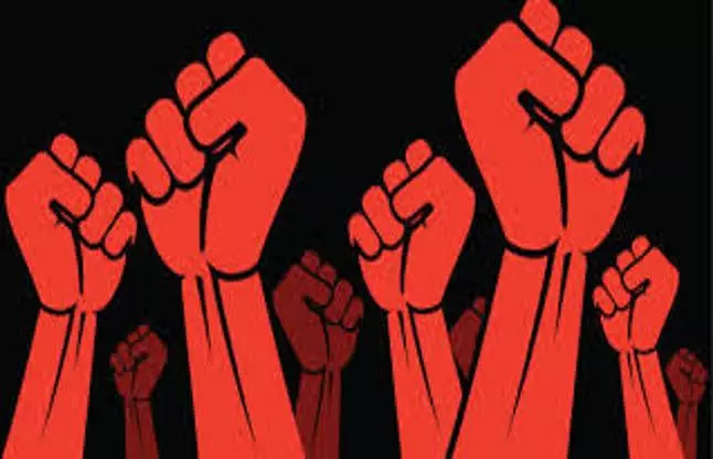 Hathras: स्कूल बंद होने से नाराज़ ग्रामीणों ने किया प्रदर्शन Hathras: स्कूल बंद होने से नाराज़ ग्रामीणों ने किया प्रदर्शन
