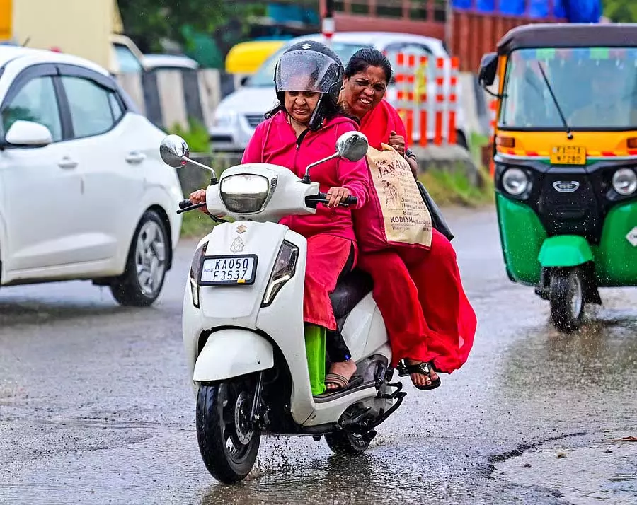 बेंगलुरु में बारिश : विभिन्न हिस्सों में भारी बारिश बेंगलुरु में बारिश : विभिन्न हिस्सों में भारी बारिश