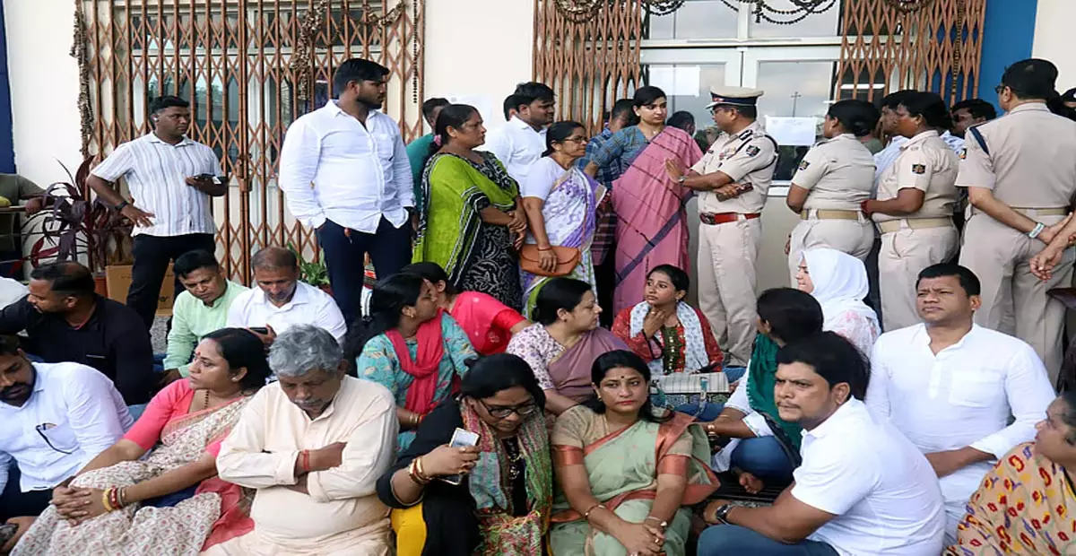 पुरी में नाबालिग लड़की को आग लगाने के बाद बीजद, कांग्रेस ने किया प्रदर्शन पुरी में नाबालिग लड़की को आग लगाने के बाद बीजद, कांग्रेस ने किया प्रदर्शन