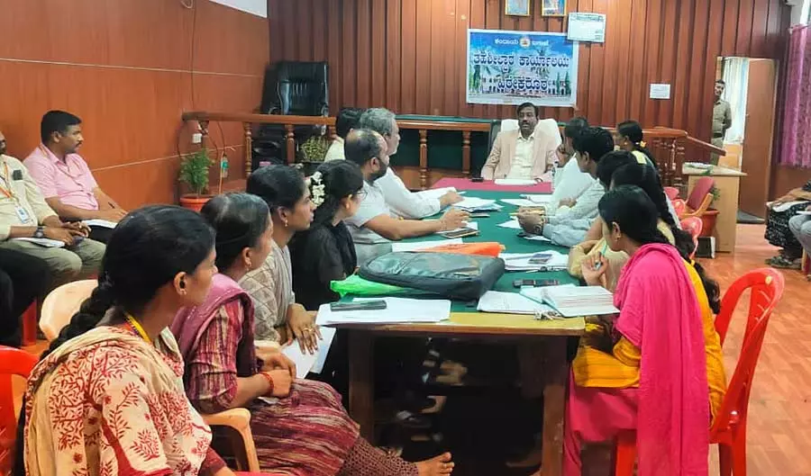 डिप्टी कमिश्नर ने तहसीलदार कार्यालय का दौरा किया: फाइल के तुरंत निपटारे के निर्देश डिप्टी कमिश्नर ने तहसीलदार कार्यालय का दौरा किया: फाइल के तुरंत निपटारे के निर्देश