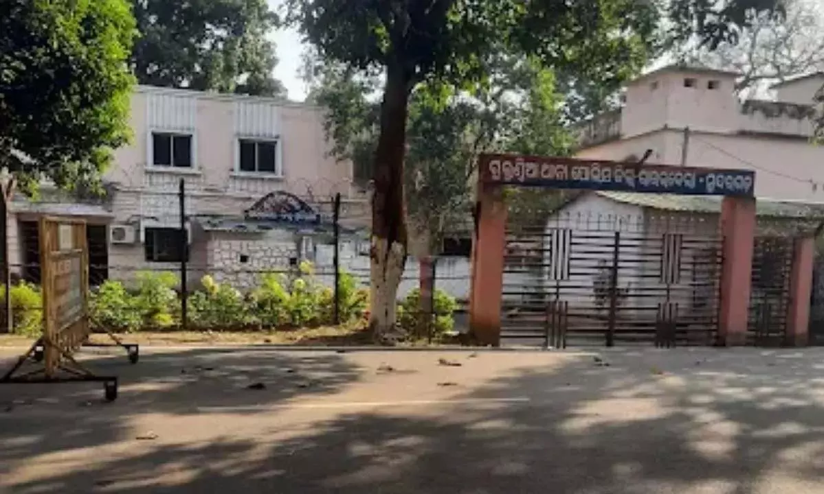 सुंदरगढ़ में अवैध संबंध के संदेह में व्यक्ति ने पत्नी की हत्या कर शव नदी में फेंका सुंदरगढ़ में अवैध संबंध के संदेह में व्यक्ति ने पत्नी की हत्या कर शव नदी में फेंका