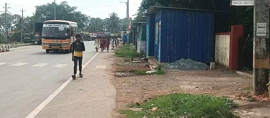 पैदल यात्रियों का अतिक्रमण: बैंगलोर सर्किल दुर्घटना क्षेत्र बना पैदल यात्रियों का अतिक्रमण: बैंगलोर सर्किल दुर्घटना क्षेत्र बना
