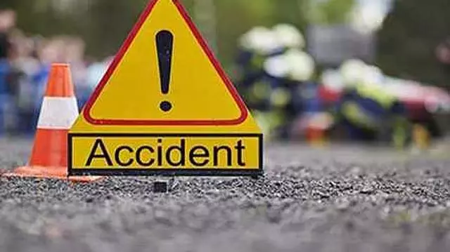 कार का टायर फटने से हादसा: एक ही परिवार के 4 सदस्यों की मौत कार का टायर फटने से हादसा: एक ही परिवार के 4 सदस्यों की मौत