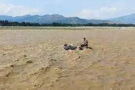 MP News: स्कूल गया छात्र अचानक नदी में कूदा, तलाश जारी MP News: स्कूल गया छात्र अचानक नदी में कूदा, तलाश जारी