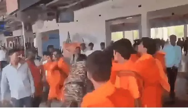 यूपी में CRPF जवान पर हमला: 3 कांवड़िये गिरफ्तार यूपी में CRPF जवान पर हमला: 3 कांवड़िये गिरफ्तार