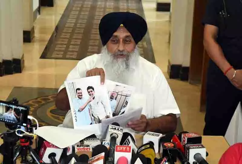 आप नेता को क्लीन चिट दिलाने की कोशिश करने पर केजरीवाल पर मामला दर्ज करें: Badal आप नेता को क्लीन चिट दिलाने की कोशिश करने पर केजरीवाल पर मामला दर्ज करें: Badal