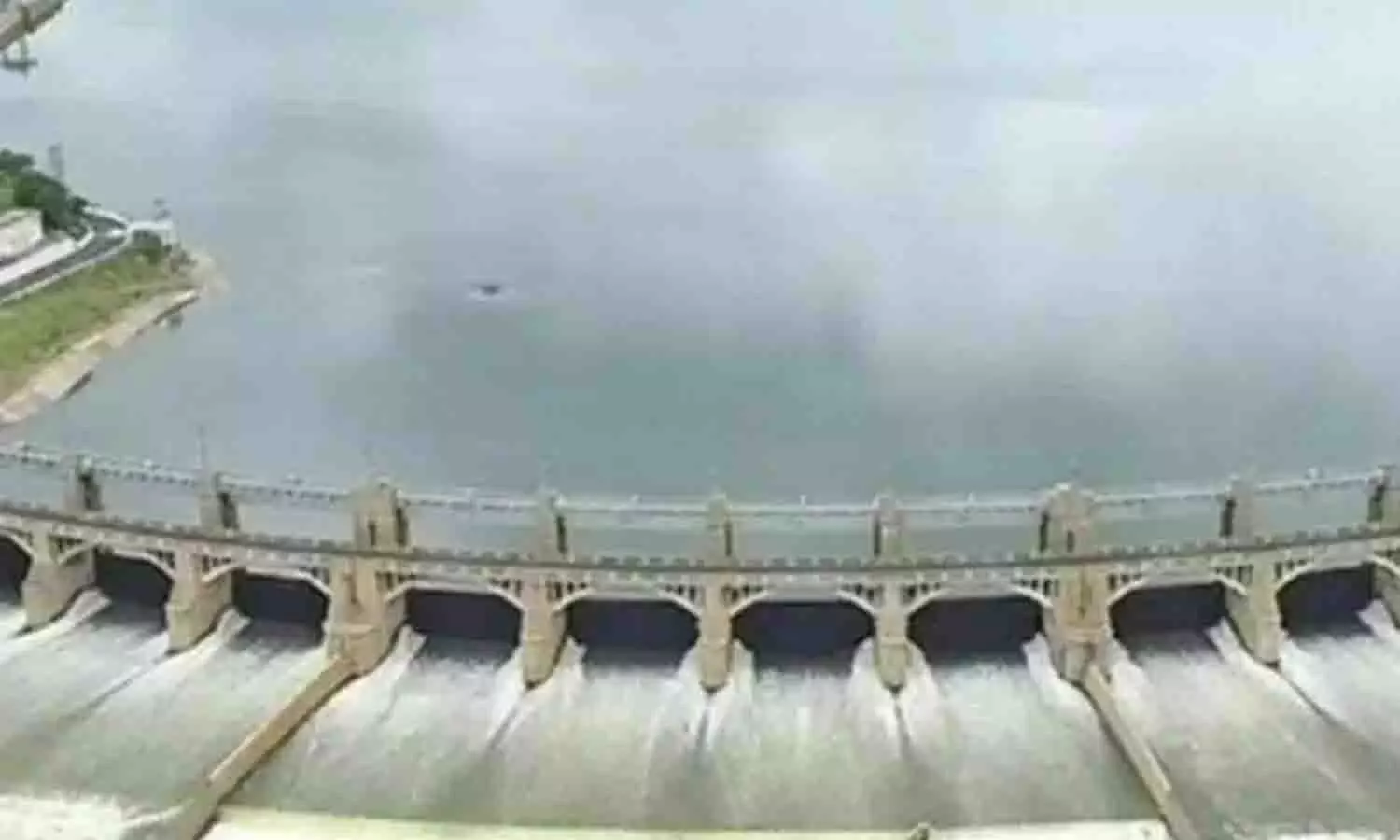 Mettur dam इस साल तीसरी बार पूरी क्षमता पर पहुंचा, पानी छोड़ा गया Mettur dam इस साल तीसरी बार पूरी क्षमता पर पहुंचा, पानी छोड़ा गया
