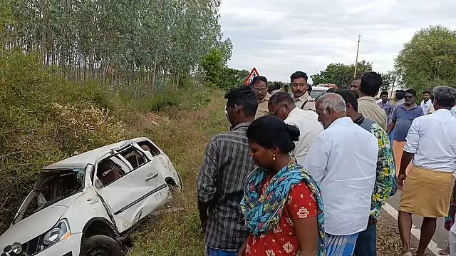 थिरुकोविलुर के पास खाई में पलटी कार: 4 लोगों की मौत थिरुकोविलुर के पास खाई में पलटी कार: 4 लोगों की मौत