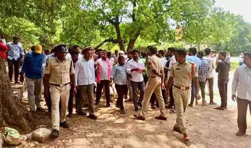बानाकाचेरला विरोध प्रदर्शन के दौरान उस्मानिया विश्वविद्यालय में BRS छात्र विंग के नेता गिरफ्तार बानाकाचेरला विरोध प्रदर्शन के दौरान उस्मानिया विश्वविद्यालय में BRS छात्र विंग के नेता गिरफ्तार